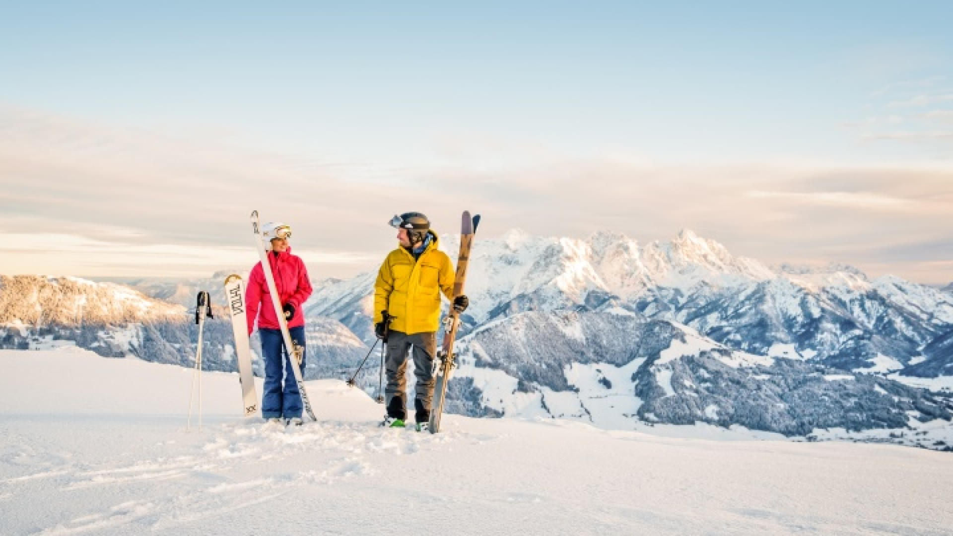 detail-skifahrer-vor-winter-bergkulisse-in-den-kitzbueheler-alpenCmirjageheye5